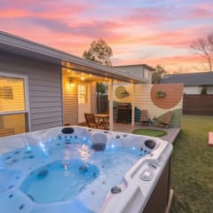 Family Friendly w/ HOT TUB, near DT, Beach & Park