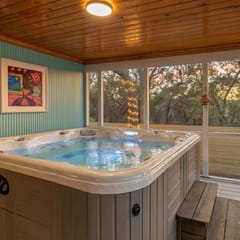 James Island Retreat: Hot Tub, Screened Porch,