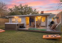 Family Friendly w/ HOT TUB, near DT, Beach & Park