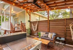King Bed, Soaking Tub and Outdoor Kitchen!