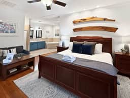 King Bed, Soaking Tub and Outdoor Kitchen!