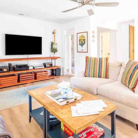 Sunny Island House Near Downtown & Beach - Image 1