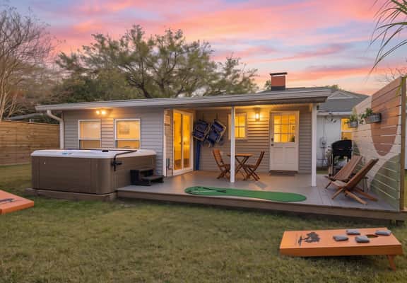 Family Friendly w/ HOT TUB, near DT, Beach & Park