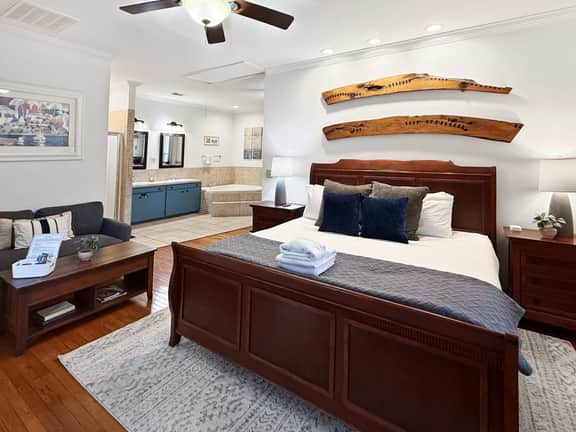 King Bed, Soaking Tub and Outdoor Kitchen!