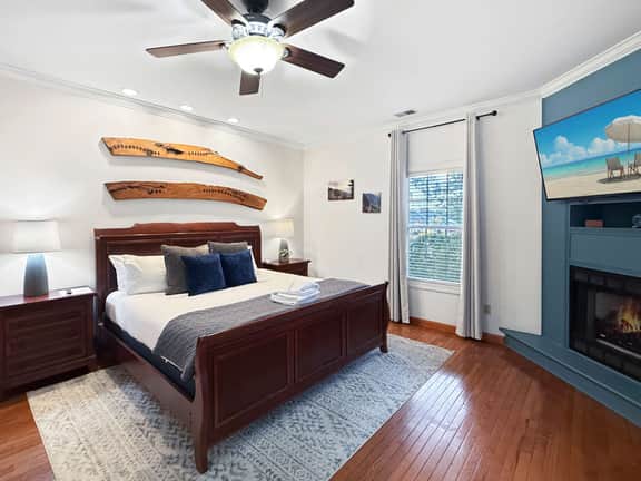 King Bed, Soaking Tub and Outdoor Kitchen!