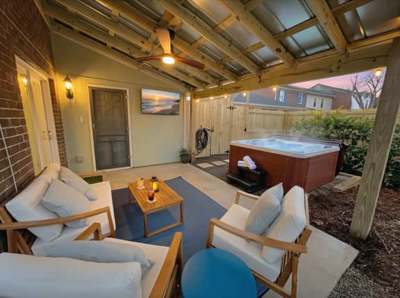Hot Tub, Putting Green in the Heart of Mt. Pleasant 2-Stories