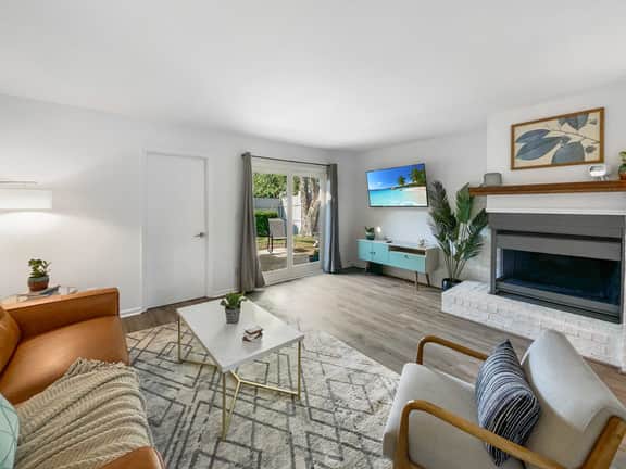 Hot Tub, Putting Green in the Heart of Mt. Pleasant 2-Stories
