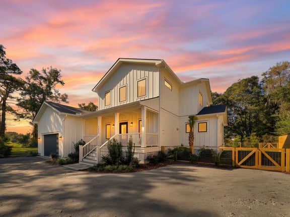 High-End New Build | Folly & DT w/ Hot Tub