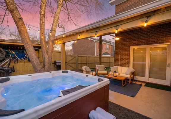 Hot Tub, Putting Green in the Heart of Mt. Pleasant 2-Stories